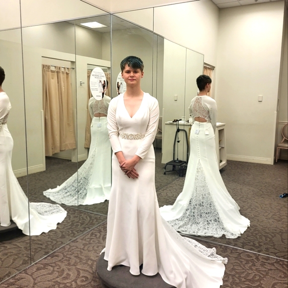 Wedding dress - Picture 1 of 3